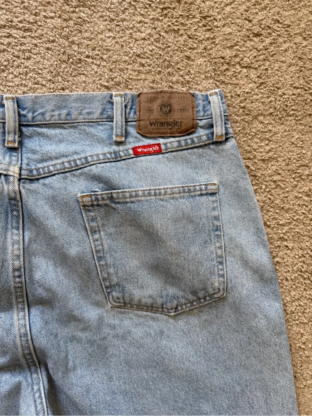 VTG ~ 1990s ~ Wrangler Authentics ~Light Wash Regular Fit Denim Jeans ~ 40x30